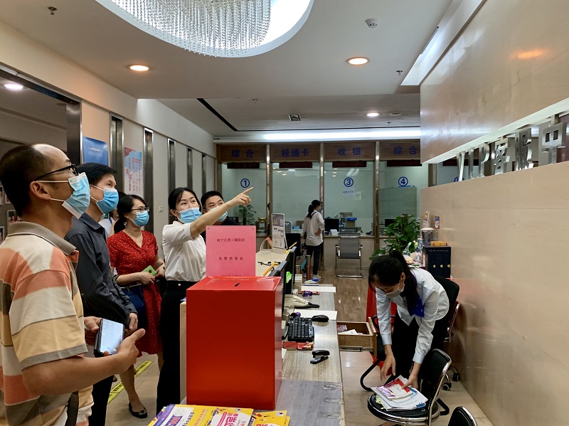 興寧區副區長(cháng)陸穎在南寧百貨朝陽(yáng)店服務(wù)總臺進(jìn)行創(chuàng  )城實(shí)地檢查.jpg