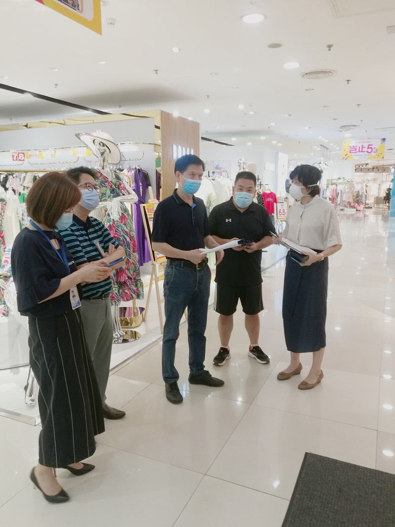 南寧百貨黨委副書(shū)記胡盛品在朝陽(yáng)店檢查現場(chǎng)設施設備情況_副本.jpg